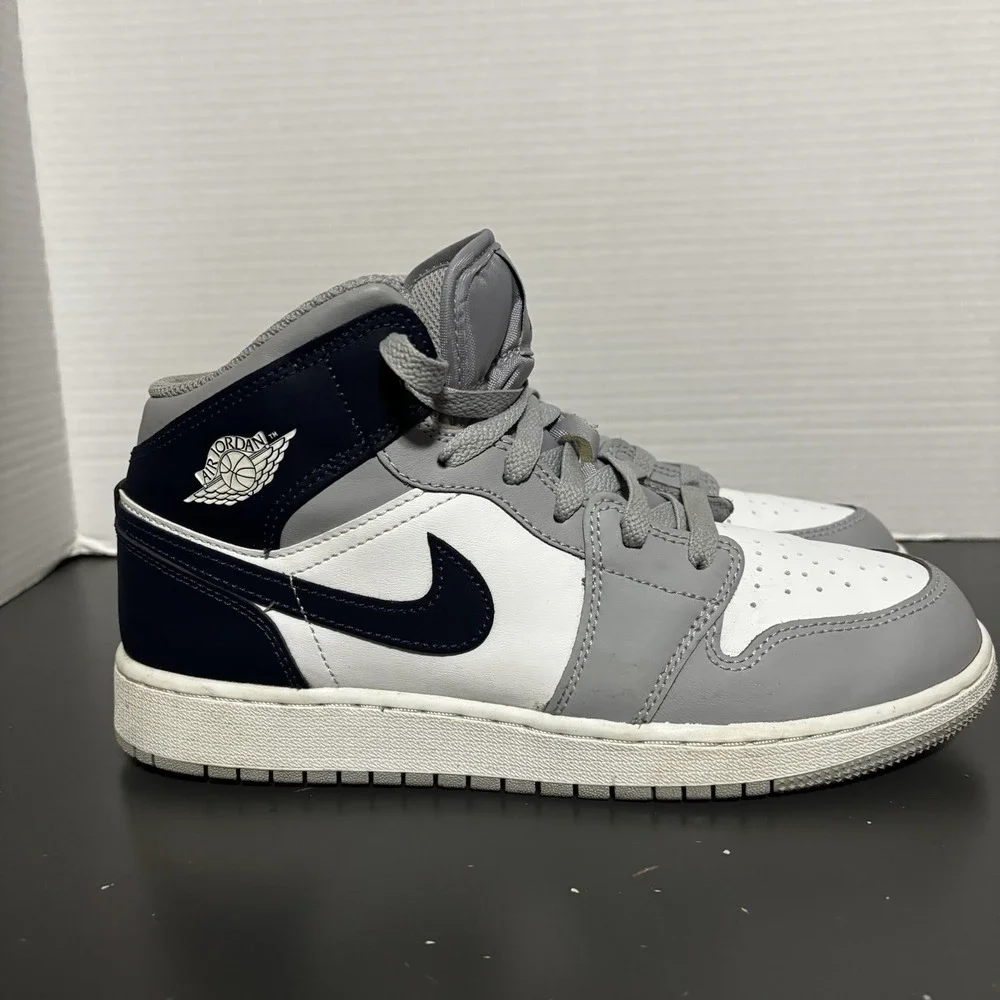 Nike Air Jordan 1 Mid White/Grey/Midnight Navy Blue DQ8423-104 Size 7Y